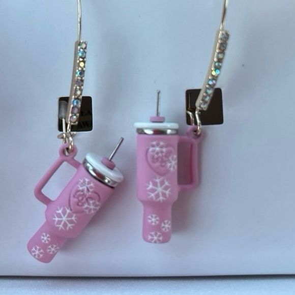 BETSEY JOHNSON Christmas Holiday Pink & White Snowflake Stanley Cup Earrings NWT - Picture 3 of 13